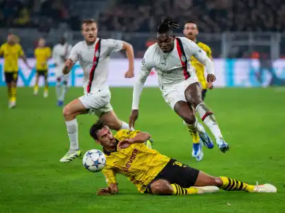 BVB-Profi Mats Hummels (l.) und Milans Rafael Le&atilde;o teilten sich in Dortmund die Punkte..