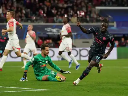 Jeremy Doku (r) setzte beim ManCity-Sieg in Leipzig den Schlusspunkt.
