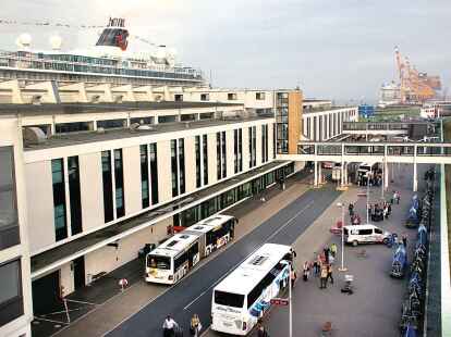 Im jetzigen Columbus Cruise Center haben die Fahrg&auml;ste kurze Wege. Vom Schiff aus sind es durch die neuen, verglasten Gangways nur einige Schritte bis zur Abfertigung.
