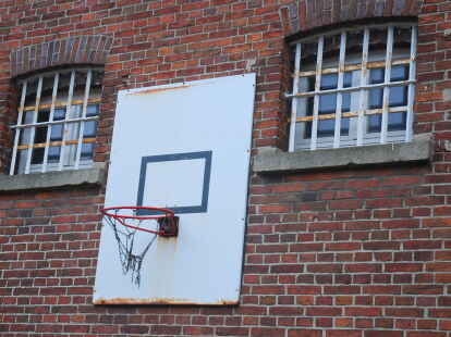 Blick auf die vergitterten Fenster eines Gef&auml;ngnisses. In Niedersachsen werden immer mehr Ersatzfreiheitsstrafen verb&uuml;&szlig;t.