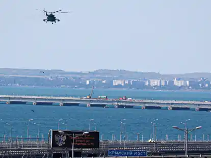 Ein russischer Milit&auml;rhubschrauber &uuml;berfliegt Mitte Juli die Stra&szlig;e von Kertsch unweit der Stadt Kertsch auf der Krim.