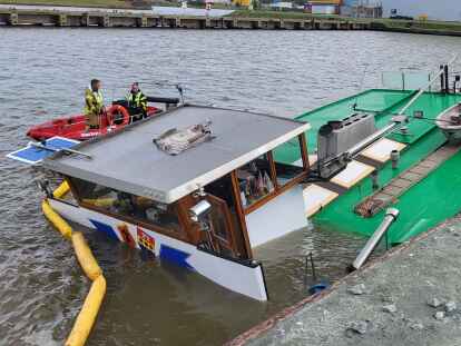 Da ragte das Heck noch aus dem Wasser: das auseinandergebrochene Binnenmotorschiff &bdquo;Sabine&ldquo; am S&uuml;dkai mit bereits errichteter &Ouml;lsperre.