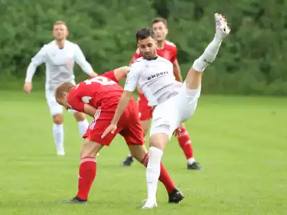 Gute Haltungsnoten sind f&uuml;r die Braker (in Wei&szlig;, hier im Spiel in Obenstrohe) im Heimspiel gegen B&uuml;mmerstede nachrangig.