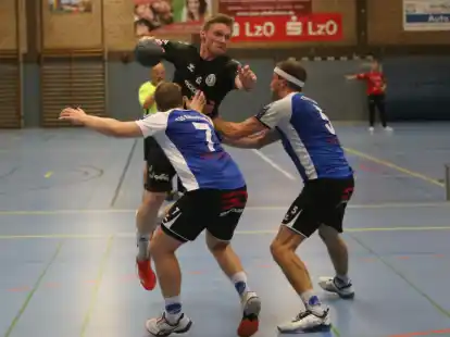 Die Elsflether Handballer (am Ball) wollen nach einem holprigen Saisonstart langsam in Tritt kommen.