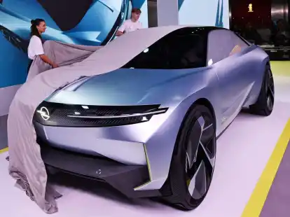 Opel enth&uuml;llt das elektrische Konzeptauto Experimental beim Pressetag der Auto- und Verkehrsmesse IAA.