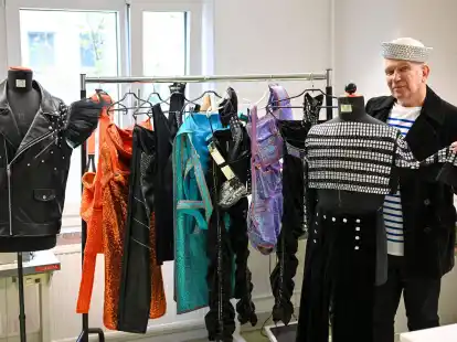 Der Modedesigner Jean Paul Gaultier pr&auml;sentiert Kost&uuml;me f&uuml;r die neue Show im Berliner Friedrichstadt-Palast.