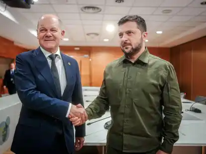 Olaf Scholz und Wolodymyr Selenskyj am Rande des Gipfeltreffens der Europ&auml;ischen Politischen Gemeinschaft in&nbsp;Granada.