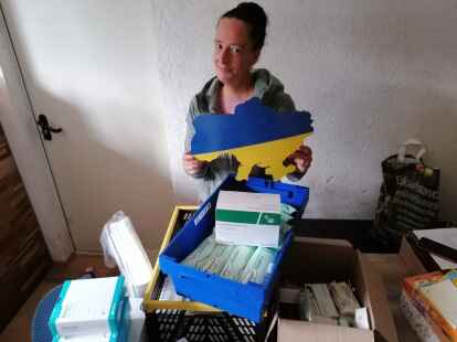Anke Heller beim Packen der Hilfspakete. (Foto: Privat)