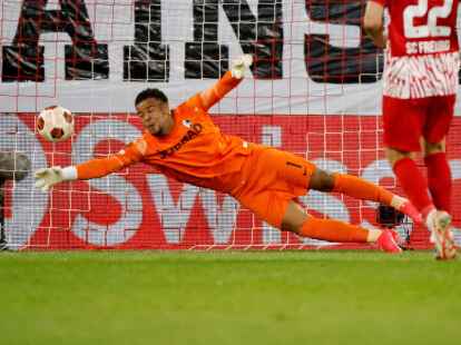 Freiburgs Torwart Noah Atubolu in Aktion.