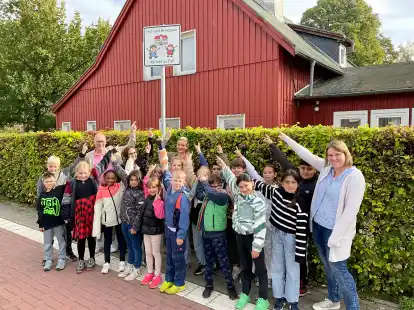 B&uuml;rgermeister Neidhard Varnhorn (hinten von links), Schulleiterin Hanna Weyrauch, Kitaleiterin Inna Sattelmeier sowie die Sch&uuml;lerinnen und Sch&uuml;ler der Klasse 3a samt Klassenlehrerin Kyra Krone hoffen, dass Eltern k&uuml;nftig die Hol- und Bringzone nutzen, um den Nachwuchs abzusetzen &ndash; und sich vor allem an die Regeln halten.