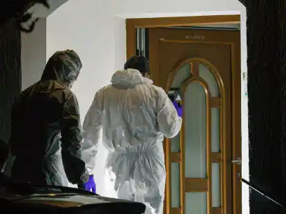 Polizisten betreten im &ouml;sterreichischen Geretsberg ein Haus, in dem ein 82-j&auml;hriger Mann gestorben ist.