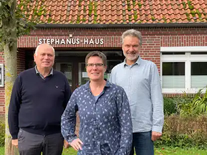 Pastor J&uuml;rgen Walter (links), Pastorin Hanja Harke und Pastor Stefan Gr&uuml;nefeld freuen sich auf viele Gemeindemitglieder, die die Zukunft der Kirchengemeinde mitgestalten wollen.