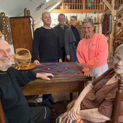 Ulrich und Carol Kessler (vorne) m&ouml;chten nicht auf die Hausbesuche von Marco Simon (Zweiter von links) und Andrea Yeung (Zweite von rechts) verzichten. Auch B&uuml;rgermeister Olaf Oetken und Sozialamtsleiterin Joann Hagen bedauern das Ende des Projektes.