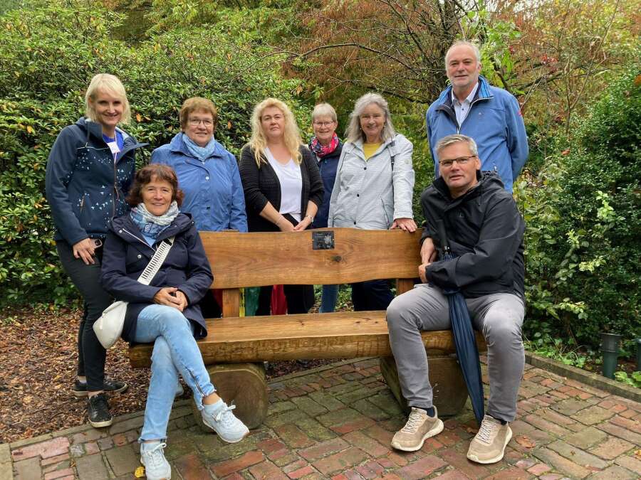 „Bank der Begegnung“ Westerstede: Neues Gesprächsangebot auf dem Friedhof