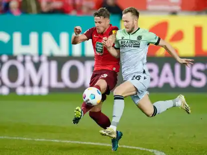Kaiserslauterns Jan Elvedi (l) und Hannovers Cedric Teuchert lieferten sich mit ihren Teams eine umk&auml;mpfte Partie.
