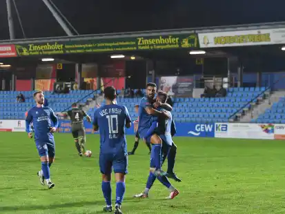 Freunde bei Ibrahim Temin: der Frisianer bediente Brian Behrens musterg&uuml;ltig zum 1:0 und traf beim 6:1 selber zweimal.