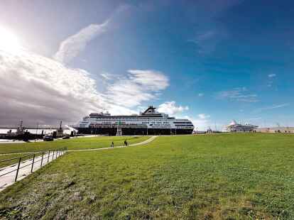 Am 10. Oktober startet das Kreuzfahrtschiff &bdquo;Vasco da Gama&ldquo; (Mitte) zur 183-t&auml;gigen Weltreise. Rechts der Kreuzliner &bdquo;AidaAura&ldquo;.