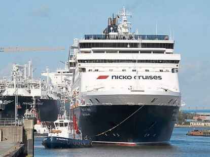 In Schlepperbegleitung verl&auml;sst das Kreuzfahrtschiff in Bremerhaven die Kaiserschleuse.