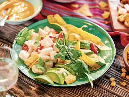 F&uuml;r das Kabeljau-Ceviche mit Avocado und Bananenchips wird der Fisch gew&uuml;rfelt und in Limettensaft und -abbrieb mariniert. Etwa 20 Minuten, wenn man es noch glasig mag. 40 Minuten, dann ist der Fisch wei&szlig; und fest.