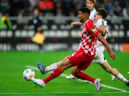 Der Mainzer Aymane Barkok (l) trifft gegen Gladbachs Rocco Reitz zur 2:1 F&uuml;hrung.