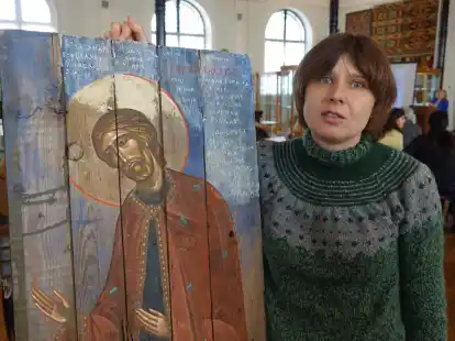 Die ukrainische K&uuml;nstlerin Sonja Atlantowa steht neben einer modernen Ikone im Museum f&uuml;r angewandte Kunst in Kiew.