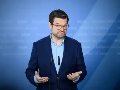 &laquo;Die Bezahlkarte ist dazu ein unb&uuml;rokratischer Weg, bei dem niemand Waren austeilen oder Wertmarken ausgeben muss&raquo;sagt  Marco Buschmann (FDP).