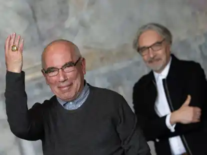 Die russischen K&uuml;nstler und Preistr&auml;ger Yuri Albert (l) und Vadim Zakharov freuen sich bei der Verleihung des Kaiserrings.