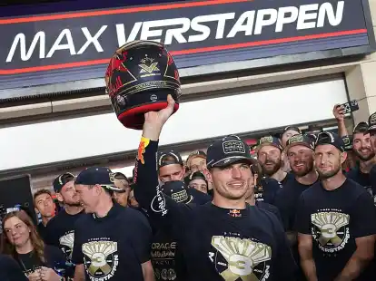 Das Red Bull Team feiert mit Max Verstappen aus den Niederlanden vom Team Oracle Red Bull den dritten Weltmeistertitel.