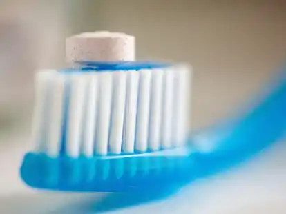 Am Preis l&auml;sst sich gute Zahnpflege laut Bundeszahn&auml;rztekammer nicht erkennen. Es schnitten zum Beispiel immer wieder g&uuml;nstige Zahncremes in Tests gut ab. &laquo;Dass Fluorid enthalten ist, ist das A und O.&raquo;