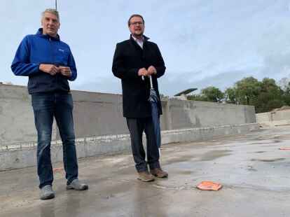 In wenigen Wochen soll endlich die Folie im Schwimmerbecken des sanierten Freibads Borssum angebracht werden. Darauf warten Wilfried Behrensdorf vom F&ouml;rderverein des Bades und Oberb&uuml;rgermeister Tim Kruithoff (parteilos) schon sehr lange.