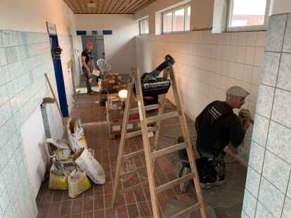 Endspurt vor den Umkleidekabinen und Toiletten: Die letzten Fliesen m&uuml;ssen noch geklebt werden.