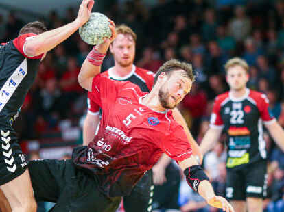 Alles reingehauen haben die Oberliga-Handballer der HSG Varel um Kai Schildknecht (mit Ball) ins umk&auml;mpfte Heimspiel gegen den TuS Haren.