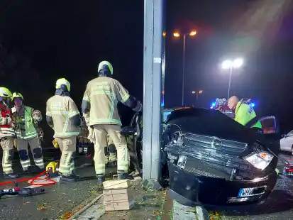 Auf der Wilhelmshavener Freiligrathstra&szlig;e kam ein betrunkener Autofahrer von der Stra&szlig;e ab und prallte gegen einen Verkehrsmast.