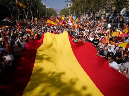 Demonstranten marschieren als Gegner der Unabh&auml;ngigkeit Kataloniens auf der Stra&szlig;e.