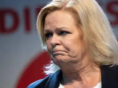 Nancy Faeser, Spitzenkandidatin der SPD und Bundesinnenministerin, scheint mit dem Ergebnis der Wahl nicht zufrieden.