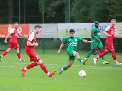 Die Fu&szlig;baller des SV Tungeln (rote Trikots) verloren gegen den DTB nach 2:1-F&uuml;hrung noch mit 2:5.