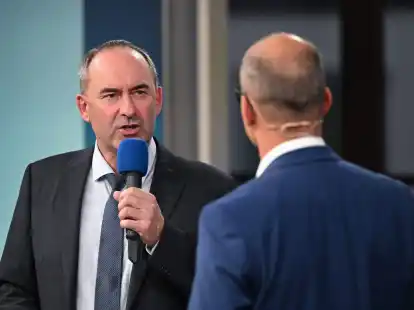 Hubert Aiwanger (l) hat das bundesweit erste Direktmandat f&uuml;r seine Partei geholt.