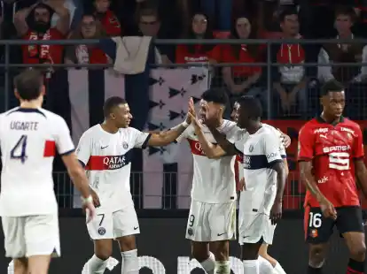 Die Spieler von Paris Saint-Germain jubeln nach dem zweiten Tor.