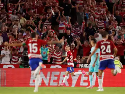 Granadas Bryan Zaragoza (M) feiert seinen zweiten Treffer.