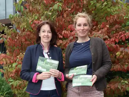 Manuela Schöne (links) und Tilla Schulte Ostermann freuen sich über die Veröffentlichung der Broschüre „Gärten im Landkreis Oldenburg“