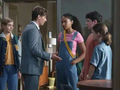 Tom Schilling ist Justus B&ouml;kh, der Leiter des Internats.