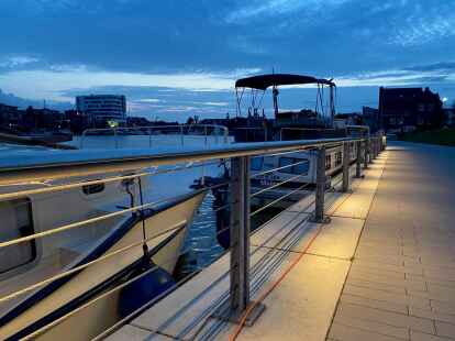 Die neue Promenade am Leeraner Hafen ist abends stimmungsvoll beleuchtet.