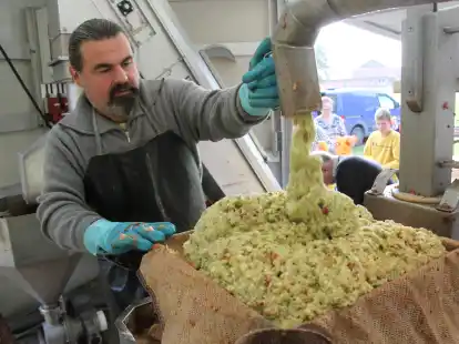 Ist am Mittwoch in D&ouml;tlingen, um &Auml;pfel zu Saft zu verarbeiten: Oliver Schmale.