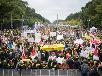 Postmitarbeiter stehen w&auml;hrend einer Verdi-Gro&szlig;kundgebung zur Novelle des Postgesetzes auf der Stra&szlig;e des 17. Juni.