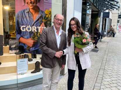 Der neue G&ouml;rtz-Investor Bolko Kissling und die Storemanagerin Malwina Sroka freuen sich &uuml;ber die Wiederer&ouml;ffnung an der Lange Stra&szlig;e.