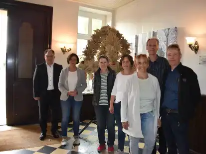 Stadtdirektor Harald Hinrichs (l.) und B&uuml;rgermeisterin Karin Emken (2.v.l.) freuen sich mit dem Sterburer Dorf- und Erntefestkomitee &uuml;ber die Erntekrone, die im Rathausfoyer ihren vor&uuml;bergehenden Platz fand. Vorne rechts die neuen Komitee-Vorsitzenden Hanna Goldenstein und Arno Oltmanns.