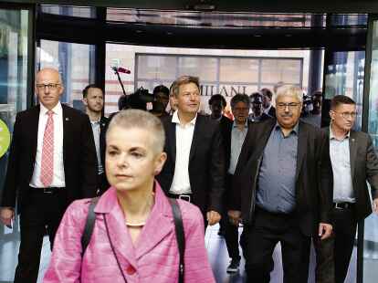 Sabine Ollech-Zietelmann h&ouml;rt Anfang 2024 als Protokollchefin der Stadt Bremerhaven auf. Unser Bild aus dem Jahre 2022 zeigt sie beim Besuch von Wirtschaftsminister und Vizekanzler Robert Habeck (Mitte) im Klimahaus.