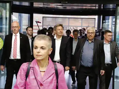 Sabine Ollech-Zietelmann h&ouml;rt Anfang 2024 als Protokollchefin der Stadt Bremerhaven auf. Unser Bild aus dem Jahre 2022 zeigt sie beim Besuch von Wirtschaftsminister und Vizekanzler Robert Habeck (Mitte) im Klimahaus.