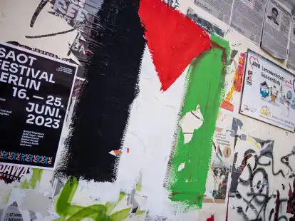 Eine pal&auml;stinensische Flagge ist an eine Wand in Berlin-Neuk&ouml;lln gemalt.