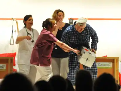 Immer in den Herbstferien wird aus der Turnhalle ein Theatersaal. Dann spielt die Larrelter Sp&ouml;&ouml;ldeel plattdeutsches Theater und das sorgt f&uuml;r richtig gute Laune.